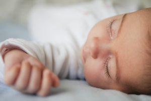 Cómo identificar cuando un bebé tiene sueño: gestos y señales